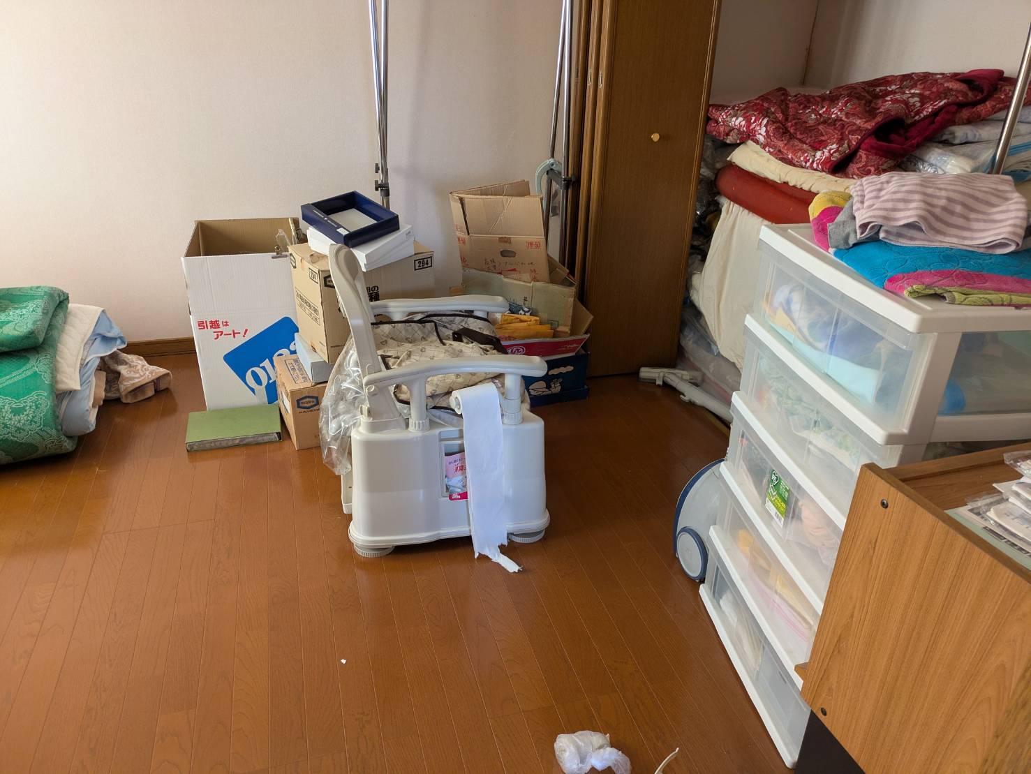 実家じまい前の室内に残された家具や生活用品